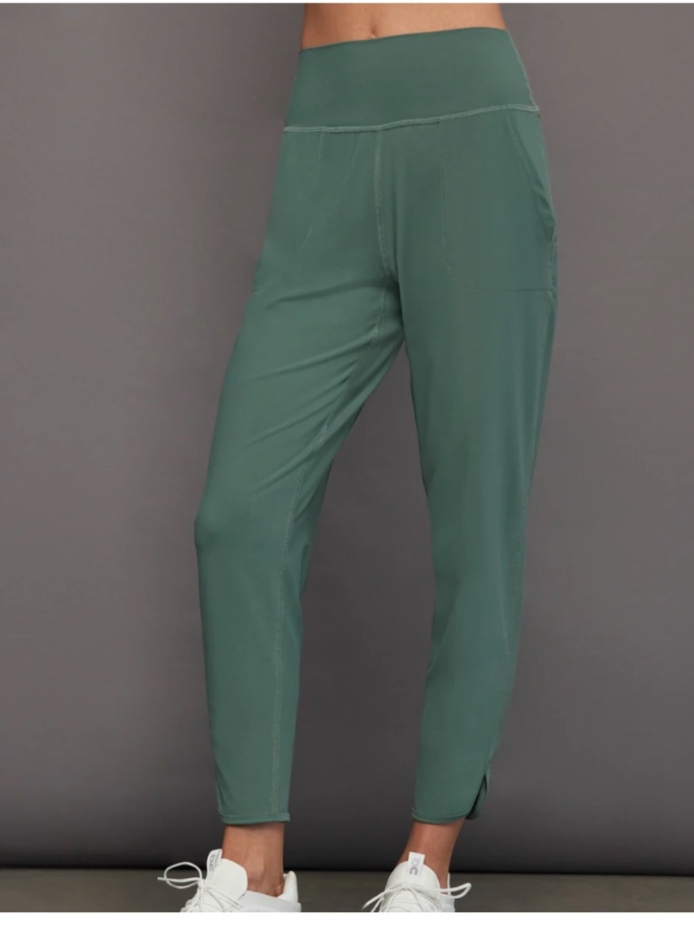 Carbon38 Joggers in Melt Silverpine Green Size Sz L